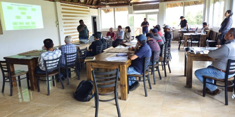 Productores de Jalapa y El Progreso son capacitados en temas de asociatividad