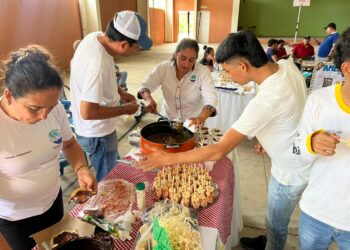 Comparten conocimientos del maíz con estudiantes