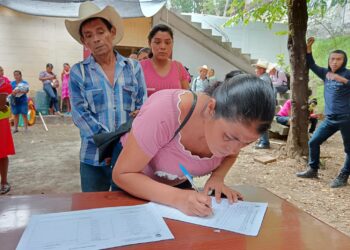 Entregan herramientas de cuidados agrícolas