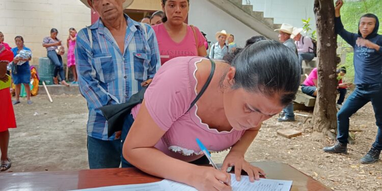 Entregan herramientas de cuidados agrícolas
