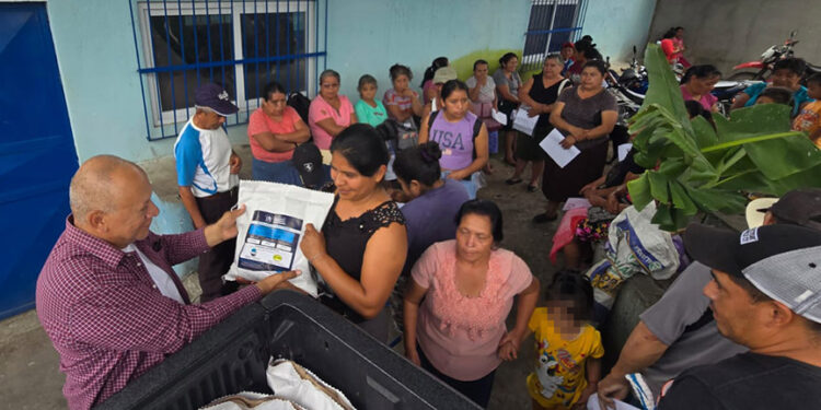 Entregan semillas de sorgo a pequeños agricultores y agricultoras