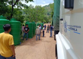 Familias reciben silos para conservación de granos