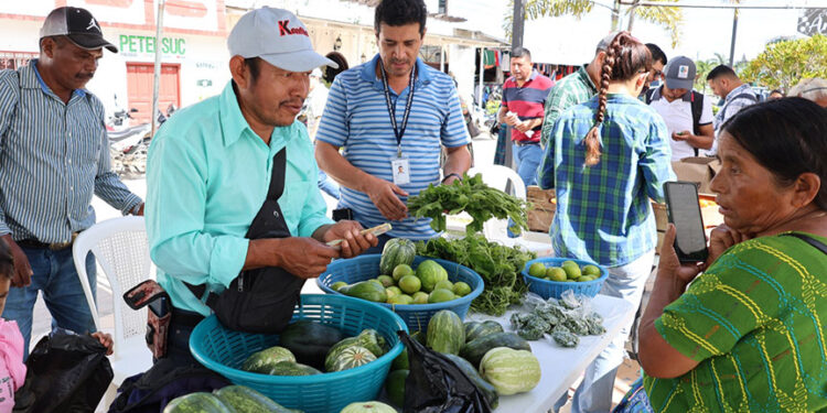 Miembros de los CADER participan en Feria del Agricultor