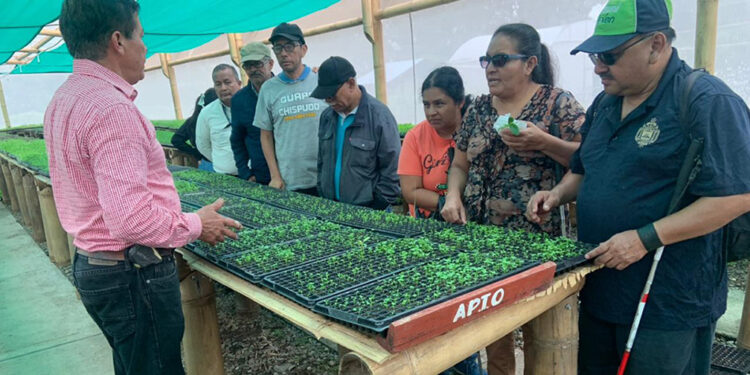 Personas con discapacidad visual visitan la Granja Integral Agropecuaria