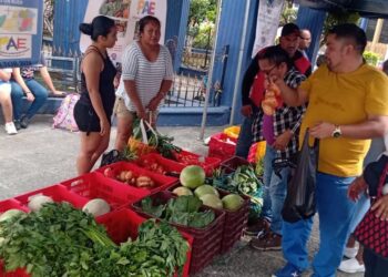 Vecinos de Escuintla adquieren productos frescos a precio de feria
