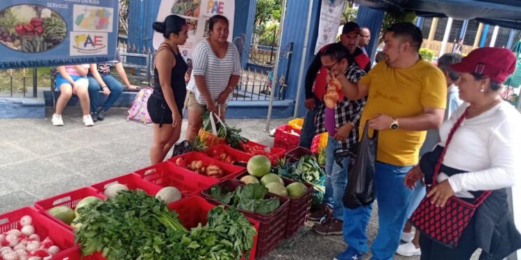 Vecinos de Escuintla adquieren productos frescos a precio de feria