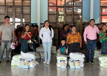 Entrega de asistencia alimentaria y evaluación nutricional en San Cristóbal Verapaz, Alta Verapaz