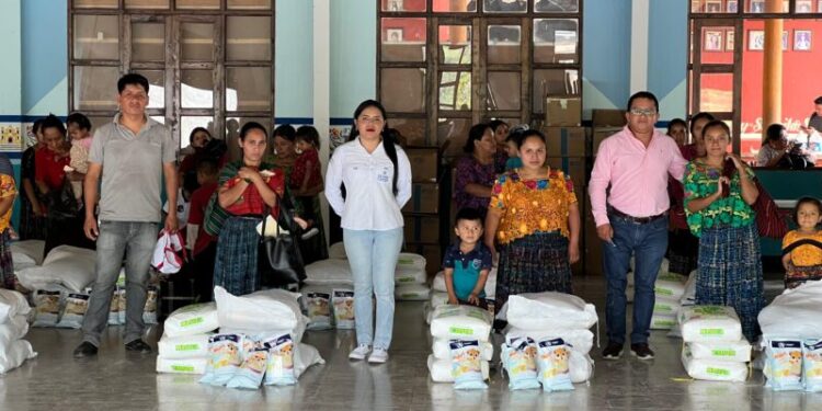 Entrega de asistencia alimentaria y evaluación nutricional en San Cristóbal Verapaz, Alta Verapaz
