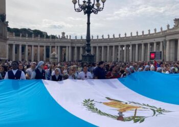 Embajada y comunidad guatemalteca participan en el rezo del Ángelus con el Papa Francisco