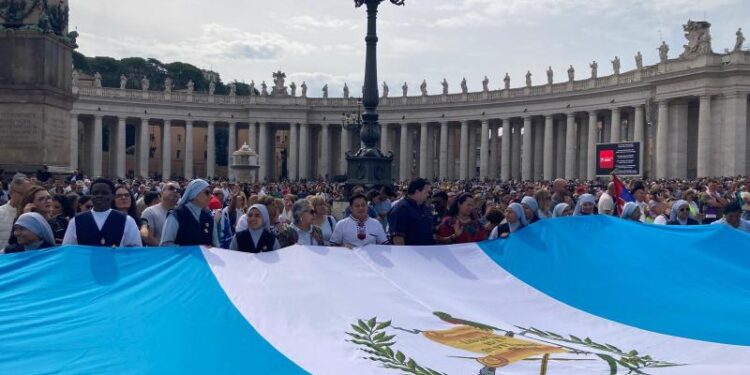Embajada y comunidad guatemalteca participan en el rezo del Ángelus con el Papa Francisco