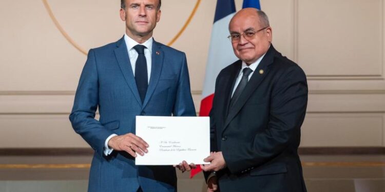 Embajador guatemalteco entrega Cartas Credenciales en Francia