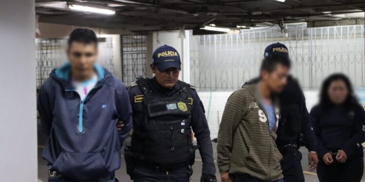 Capturan a tres presuntos asaltantes tras denuncia ciudadana