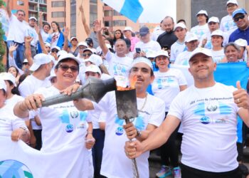 Celebramos 20 años consecutivos de llevar el fuego patrio
