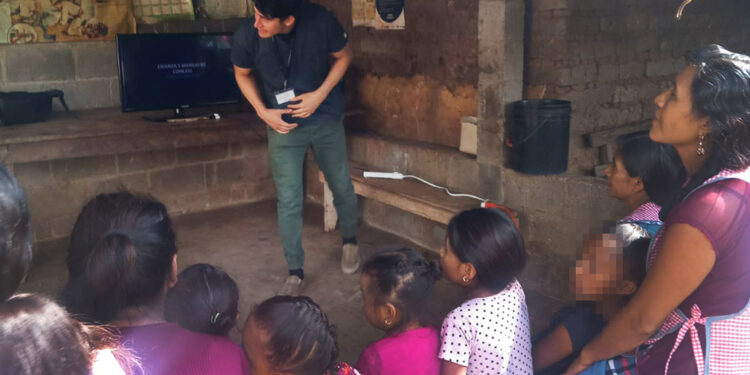 Familias jalapanecas aprenden a criar conejos para mejorar su economía