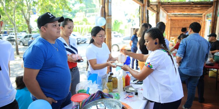 Fervor cívico brota en conmemoración de las fiestas patrias