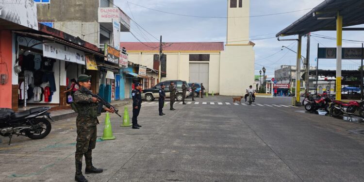 Ejército de Guatemala realiza operaciones que fortalecen la seguridad en Colomba Costa Cuca.