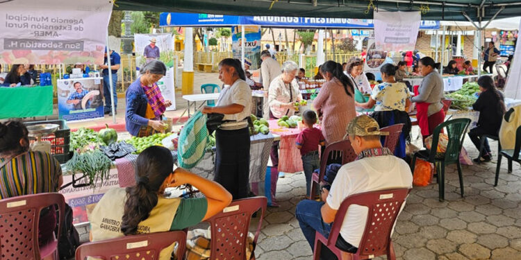 Medio centenar de productores de Chiantla participan en Feria del Agricultor