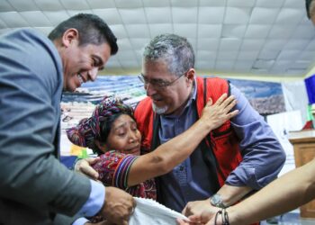 Presidente entrega alimentos a familias de Santa María Nebaj