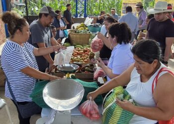 Vecinos acuden a Feria del Agricultor en San Miguel Petapa