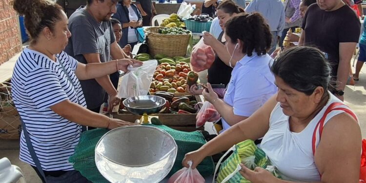 Vecinos acuden a Feria del Agricultor en San Miguel Petapa
