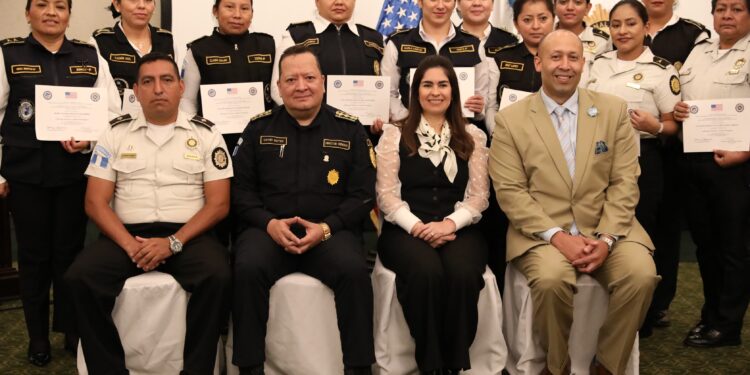 Mujeres policías finalizan curso sobre liderazgo y análisis estratégico
