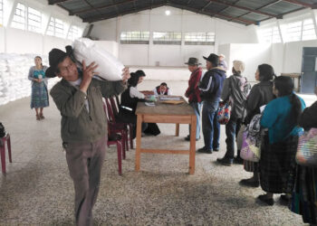 Agricultores de Santa Lucía La Reforma reciben fertilizantes