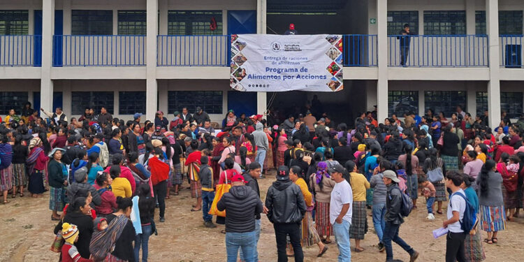Entregan alimentos a familias a cambio de acciones comunitarias