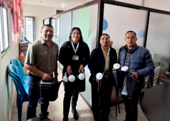 Entregan regaderas para riego de huertos escolares