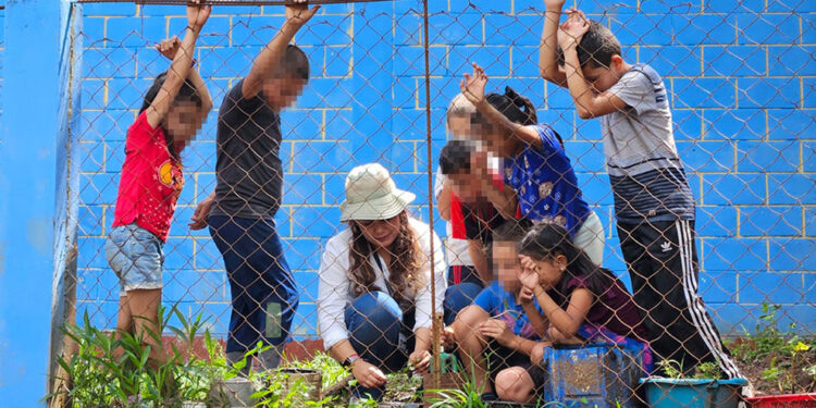 Entregan y siembran pilones de hortalizas para huertos escolares