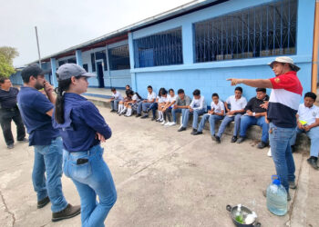 Estudiantes aprenden a elaborar insecticida orgánico