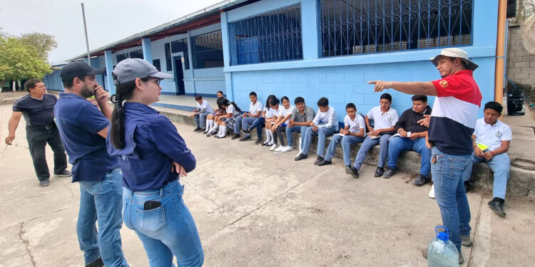 Estudiantes aprenden a elaborar insecticida orgánico