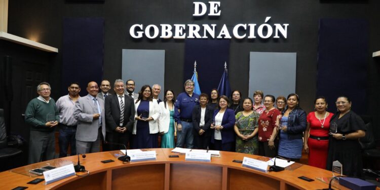 Gobernación reconoce a trabajadores jubilados por su compromiso y años de servicio