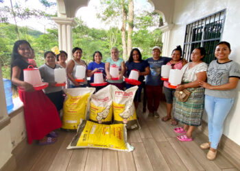 Mujeres aprenden el manejo de mini granjas de pollos de engorde