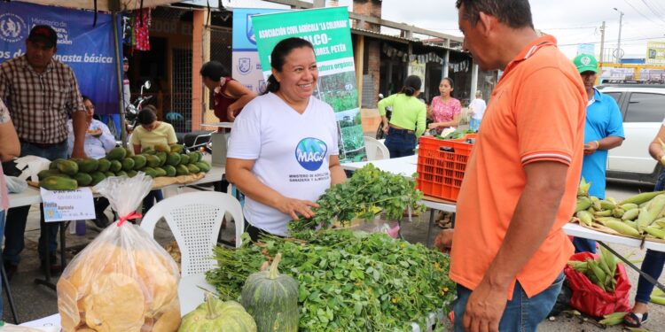 Otra exitosa Feria del Agricultor en Flores, Petén