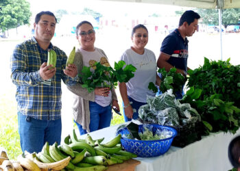 Pobladores de San Francisco, Petén, acuden a la Feria del Agricultor