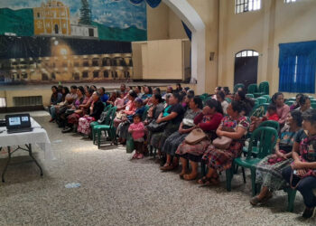 Productoras aprenden a implementar huertos productivos de policultivos