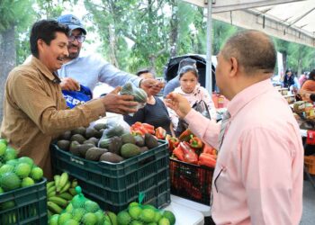 Vecinos de la zona 13 adquieren productos en Feria del Agricultor