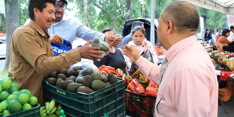 Vecinos de la zona 13 adquieren productos en Feria del Agricultor
