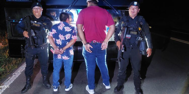 Capturados por trasladar a 70 migrantes en ruta al Pacífico