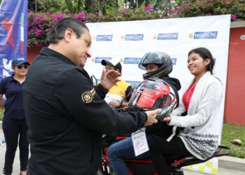 Tránsito PNC entrega cascos certificados a motoristas