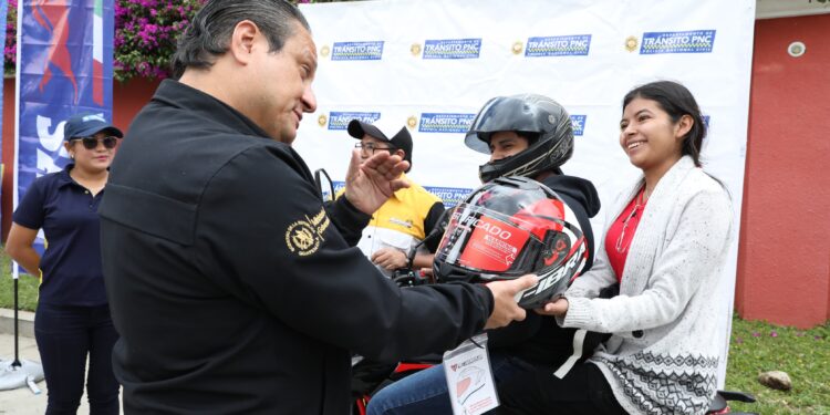 Tránsito PNC entrega cascos certificados a motoristas