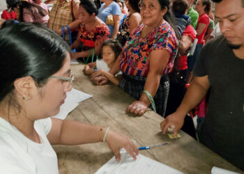 Familias de Suchitepéquez y Alta Verapaz reciben alimentos por acciones
