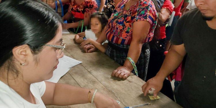 Familias de Suchitepéquez y Alta Verapaz reciben alimentos por acciones