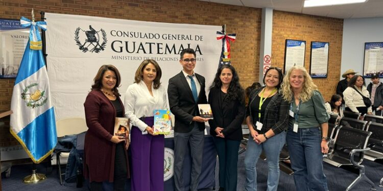Consulado guatemalteco en Denver, EE. UU., inaugura sala de lectura para la comunidad