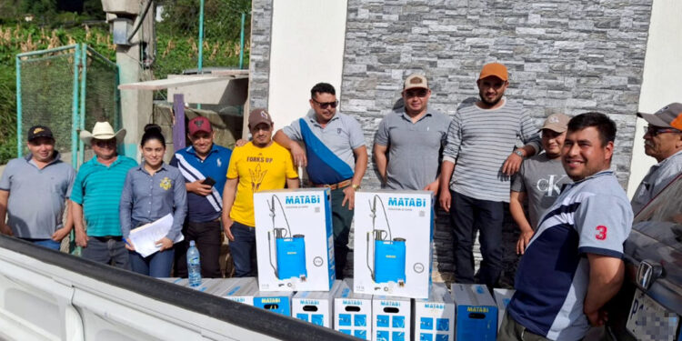 Agricultores reciben insumos y capacitación para mejorar sus capacidades productivas