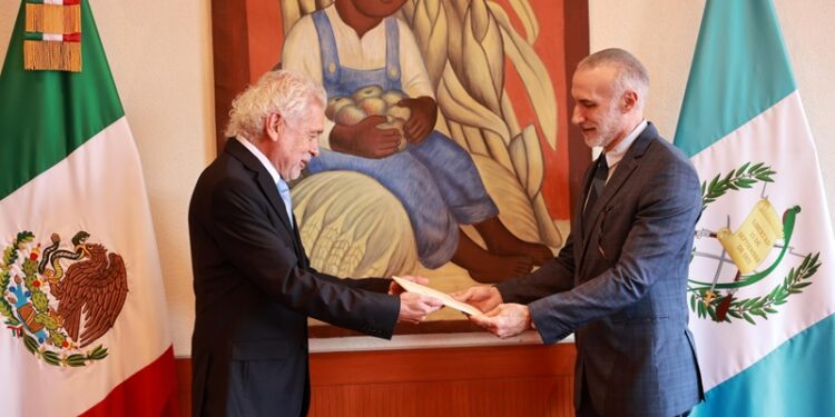 Embajador de Guatemala entrega copias de estilo en México