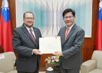 Embajador de Guatemala presenta copias de estilo al Canciller taiwanés