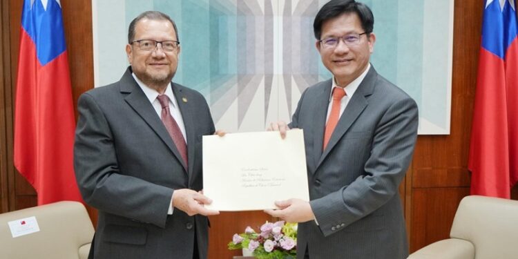 Embajador de Guatemala presenta copias de estilo al Canciller taiwanés