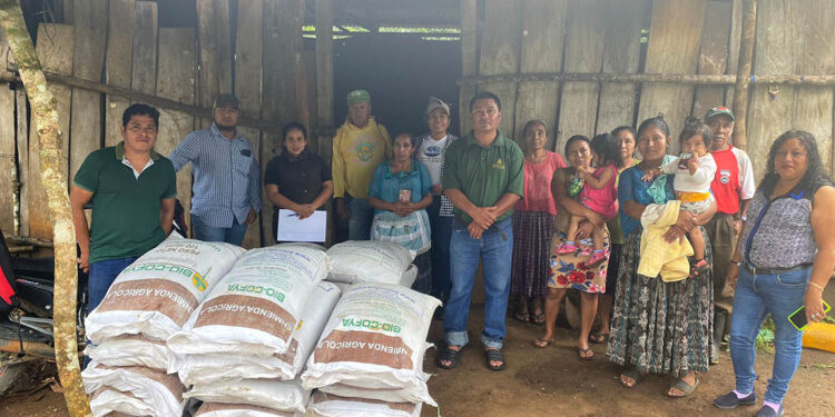 Entregan abono orgánico a familias de Petén