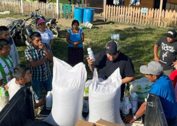 Entregan parcelas demostrativas de frijol en Santa Cruz, Poptún